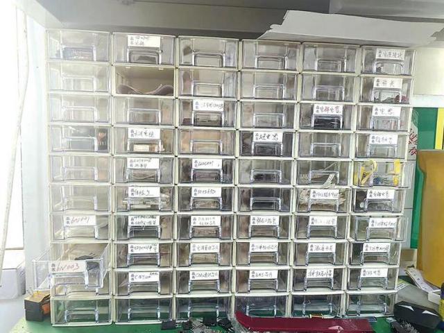 傅转行修新能源汽车米乐m6修手机的师(图1)
